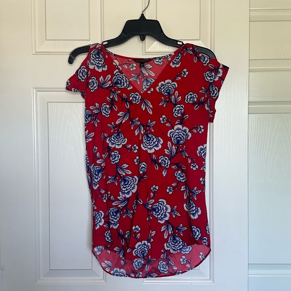 Express Tops - XS Express Top Keyhole Shoulders Red Floral Blouse GUC
